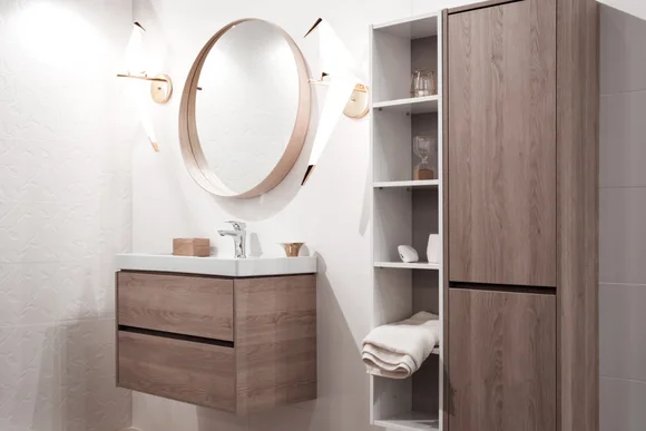 Modernes Badezimmer mit Waschbecken und Schrank